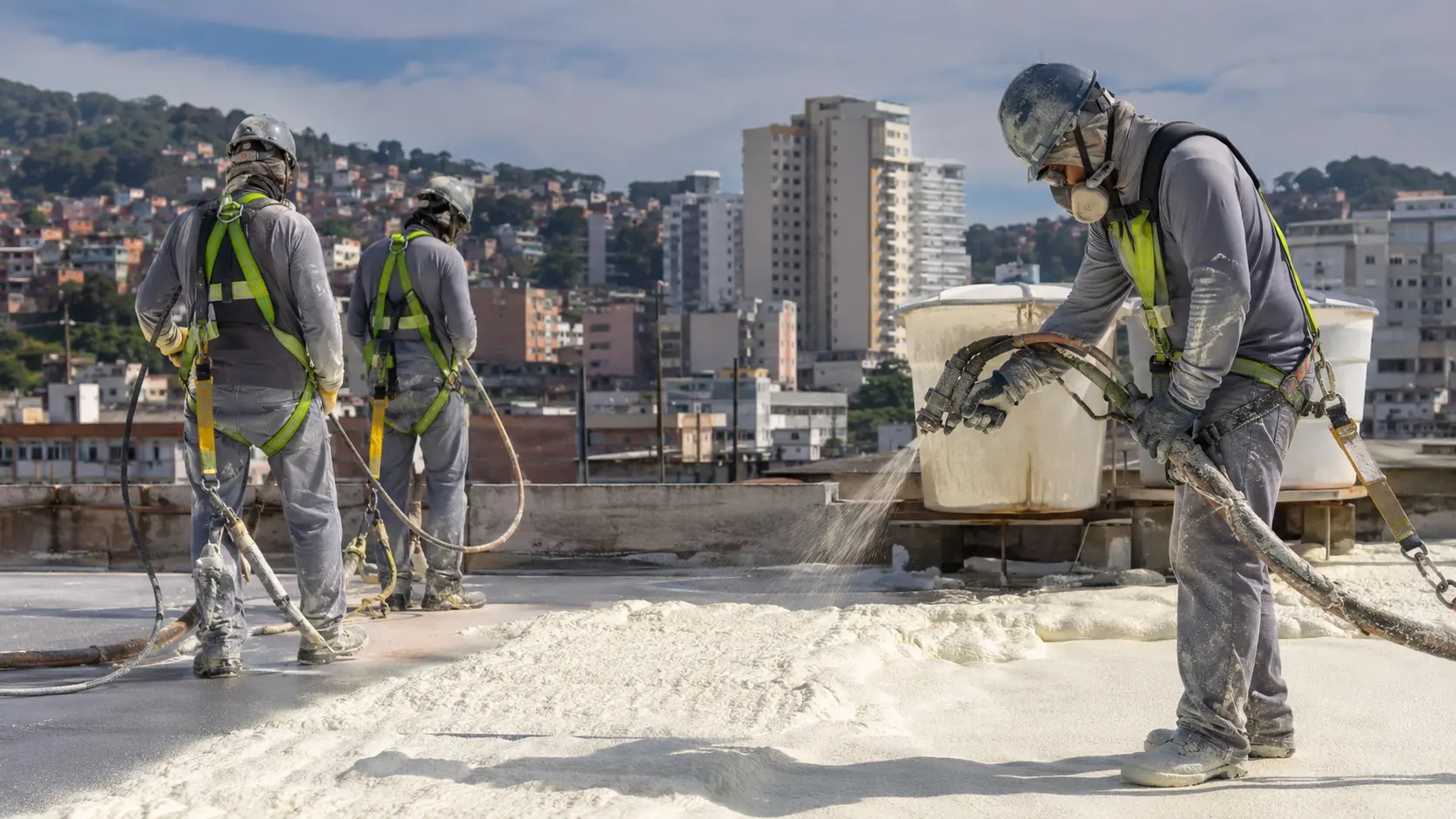 Spray de poliuretano em telhados no RJ: isolamento térmico, impermeabilização e economia de energia